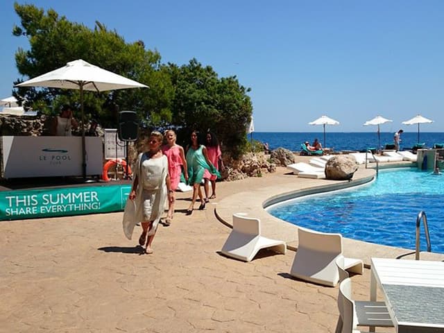 Le Pool Club, desfile